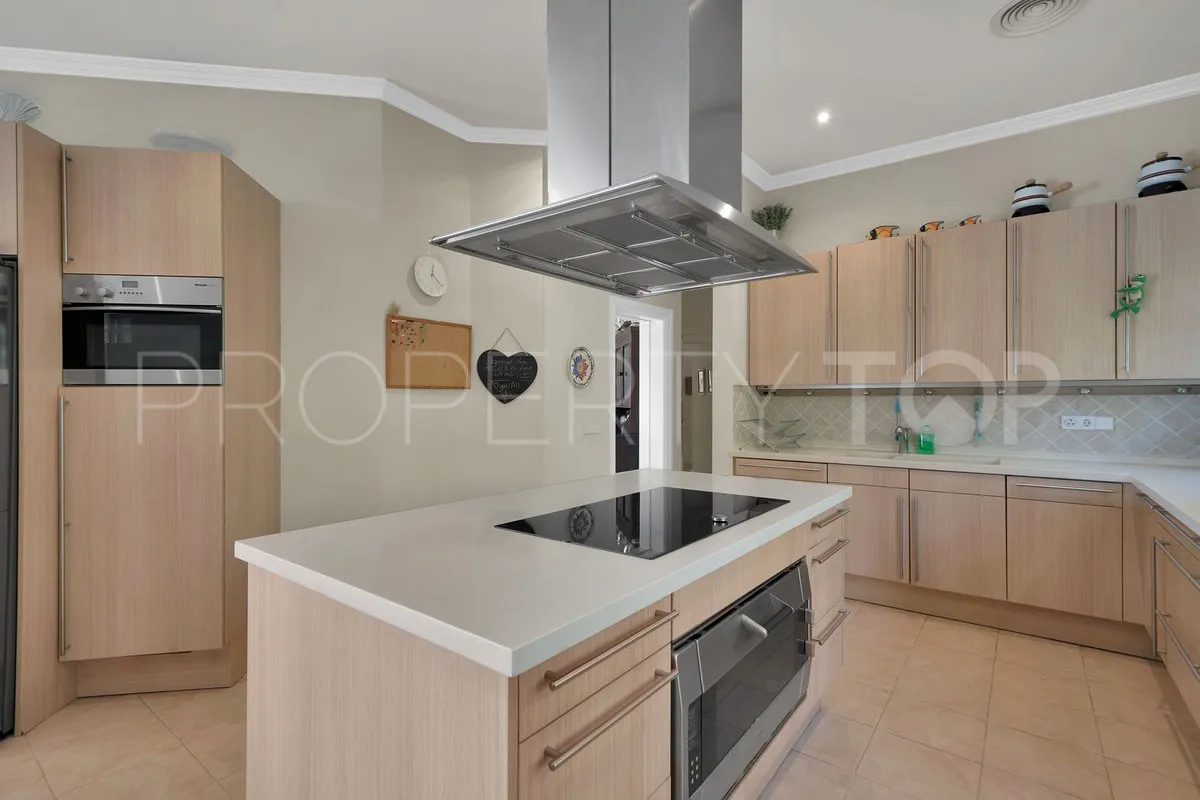 Villa en venta con 7 dormitorios en Nueva Andalucia