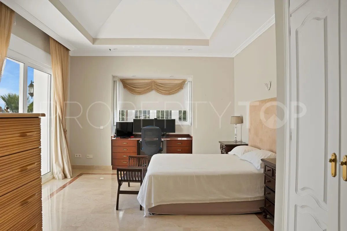 Villa en venta con 7 dormitorios en Nueva Andalucia