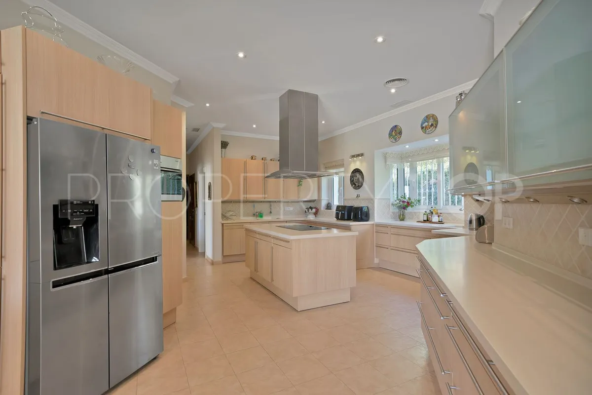 Villa en venta con 7 dormitorios en Nueva Andalucia