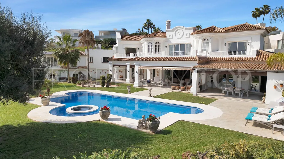 Villa en venta con 7 dormitorios en Nueva Andalucia