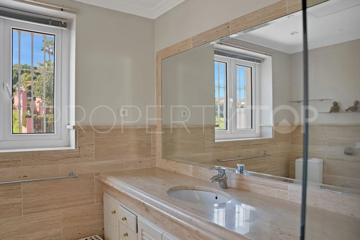 Villa en venta con 7 dormitorios en Nueva Andalucia