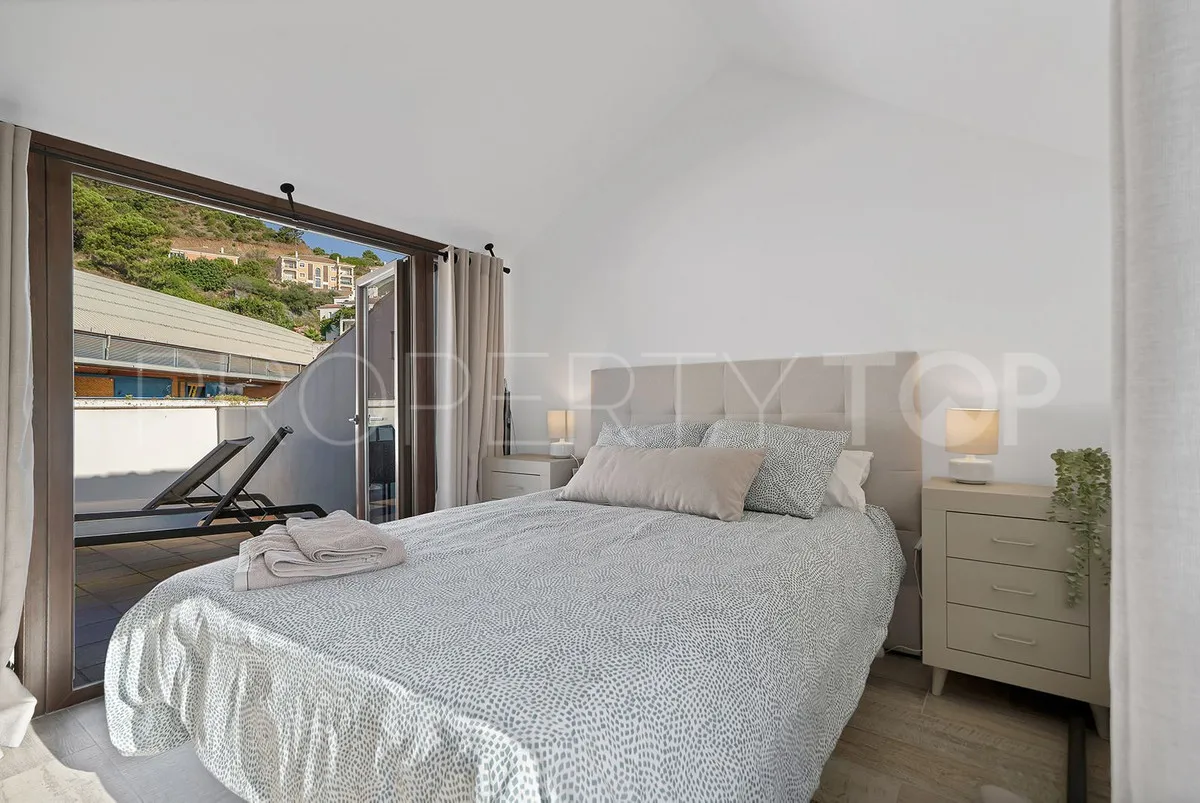 For sale penthouse in Benahavis with 2 bedrooms