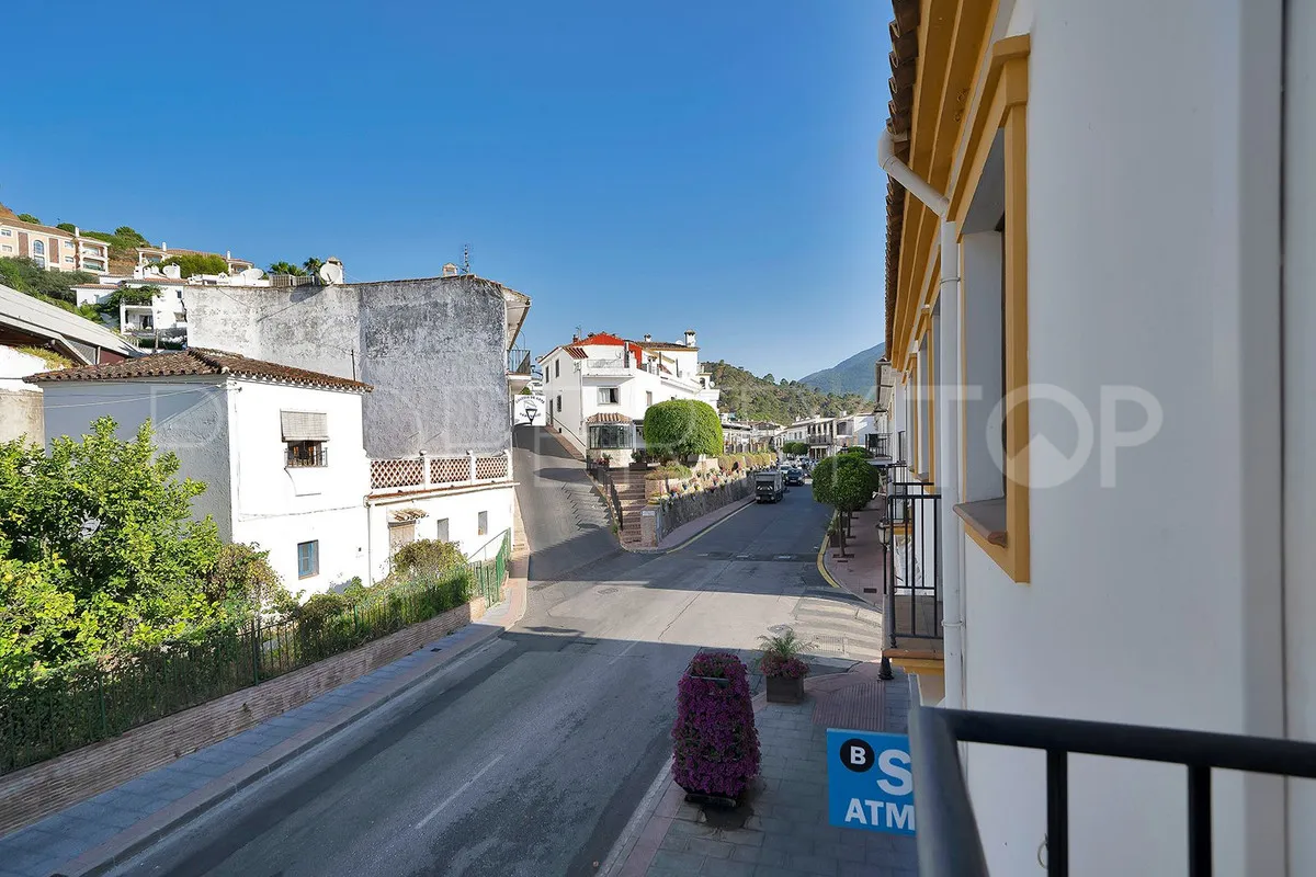 For sale penthouse in Benahavis with 2 bedrooms