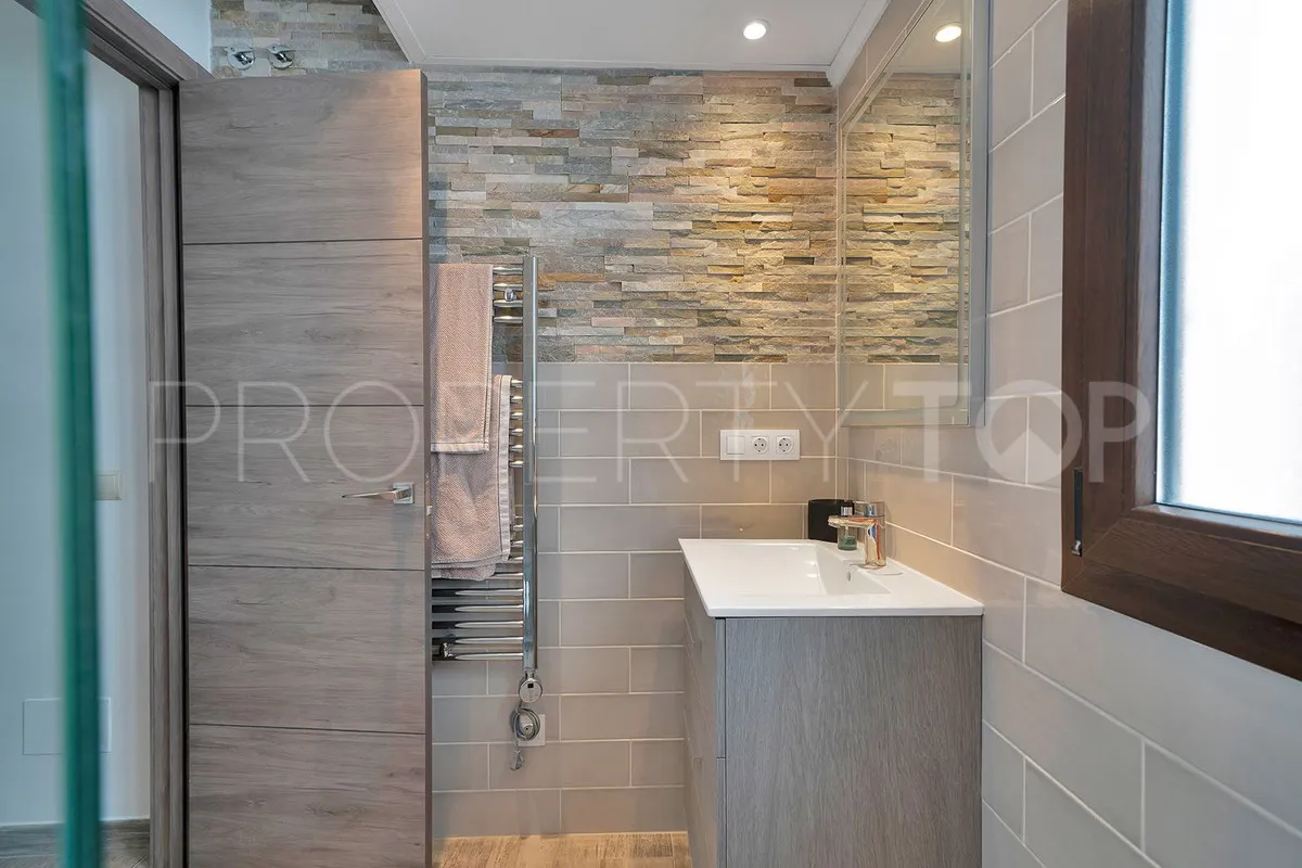 For sale penthouse in Benahavis with 2 bedrooms