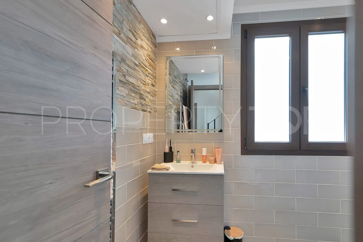 For sale penthouse in Benahavis with 2 bedrooms
