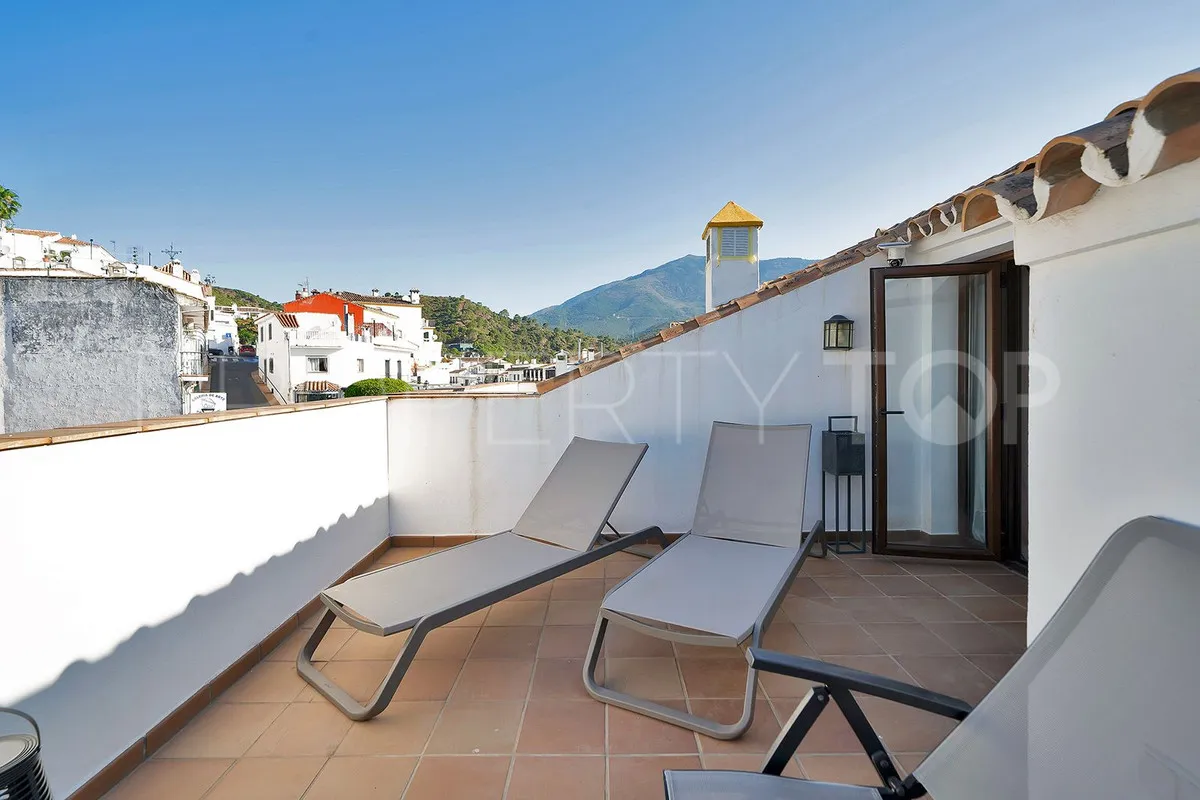 For sale penthouse in Benahavis with 2 bedrooms
