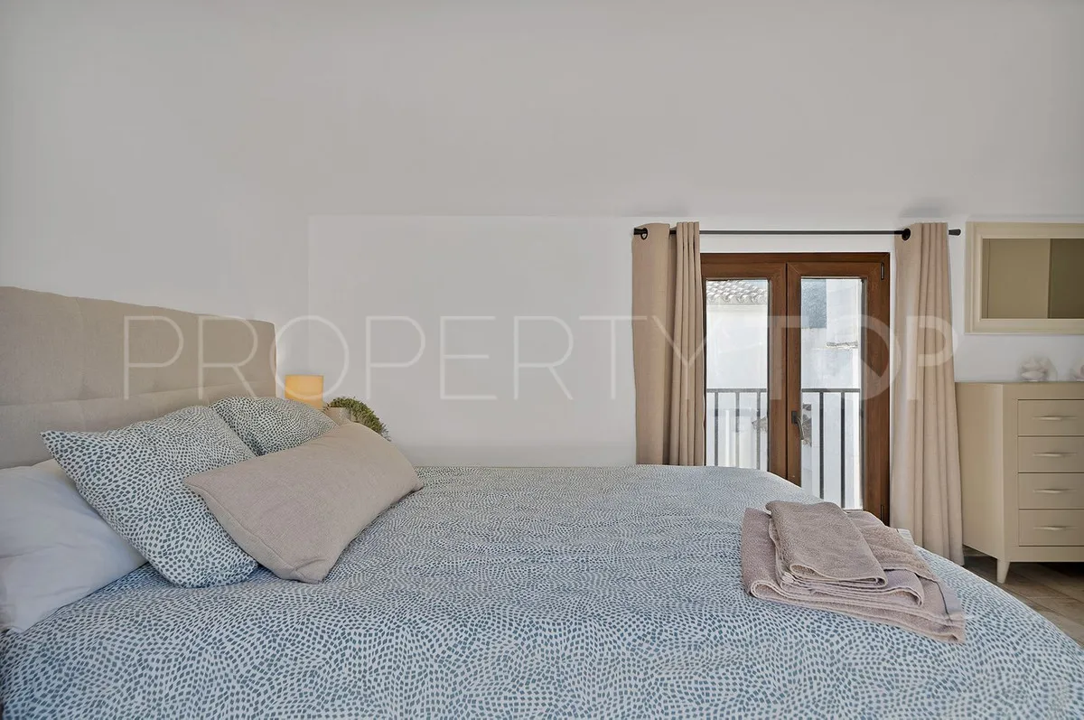 For sale penthouse in Benahavis with 2 bedrooms