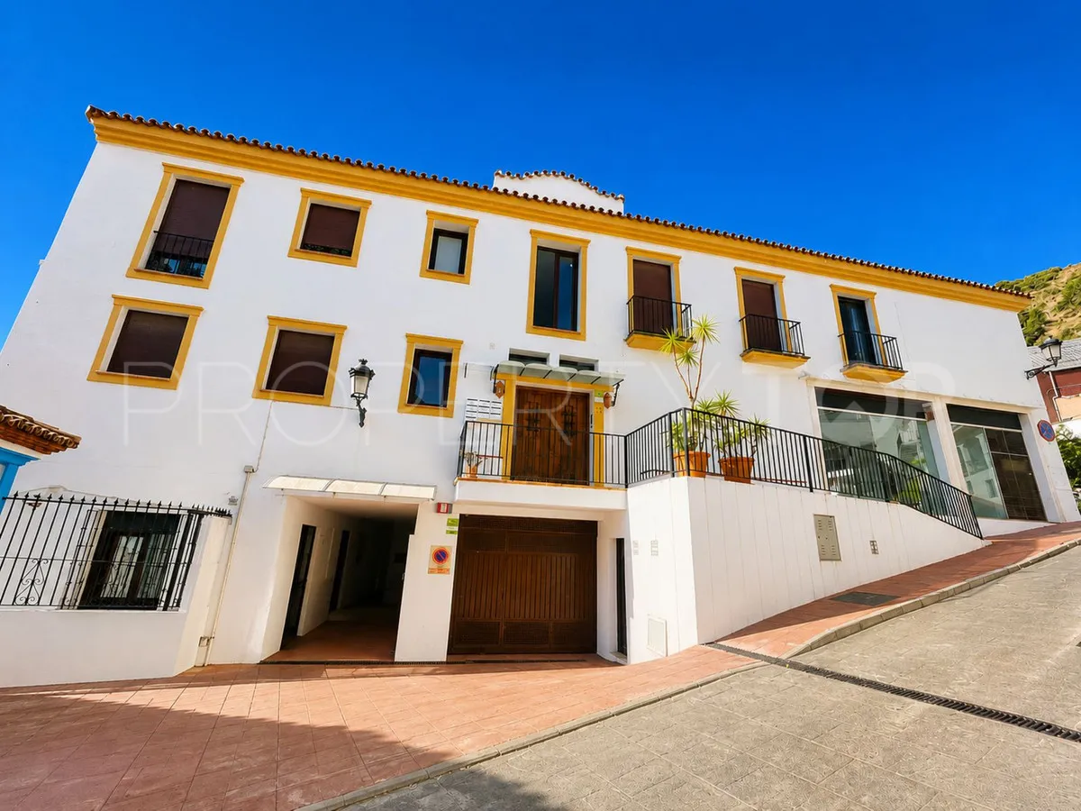 For sale penthouse in Benahavis with 2 bedrooms