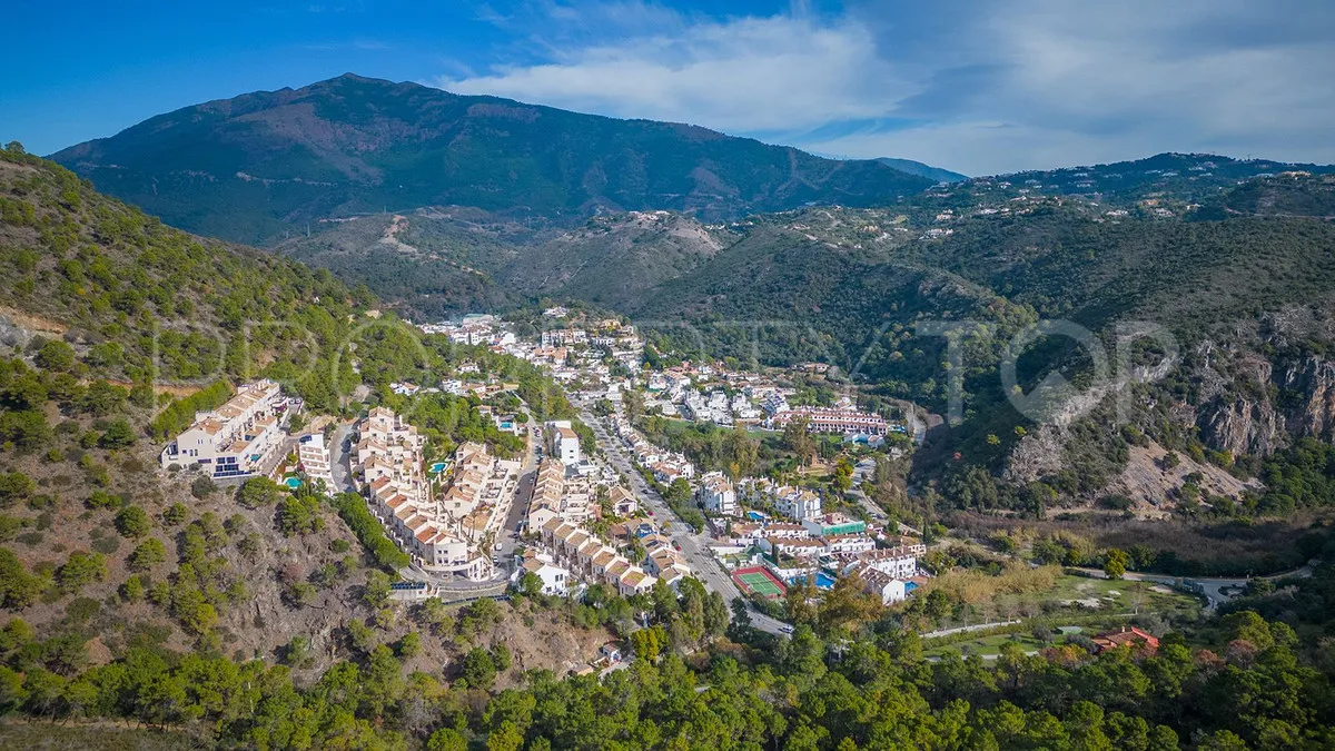 For sale penthouse in Benahavis with 2 bedrooms