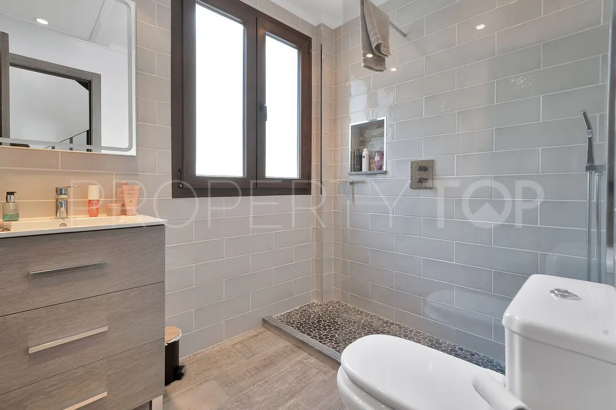 For sale penthouse in Benahavis with 2 bedrooms