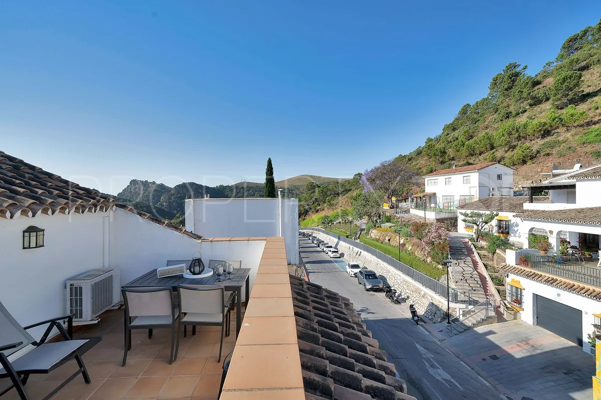 For sale penthouse in Benahavis with 2 bedrooms