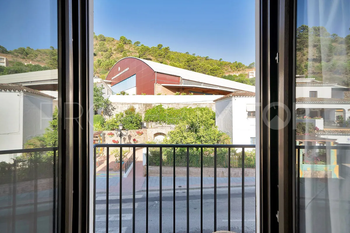 For sale penthouse in Benahavis with 2 bedrooms