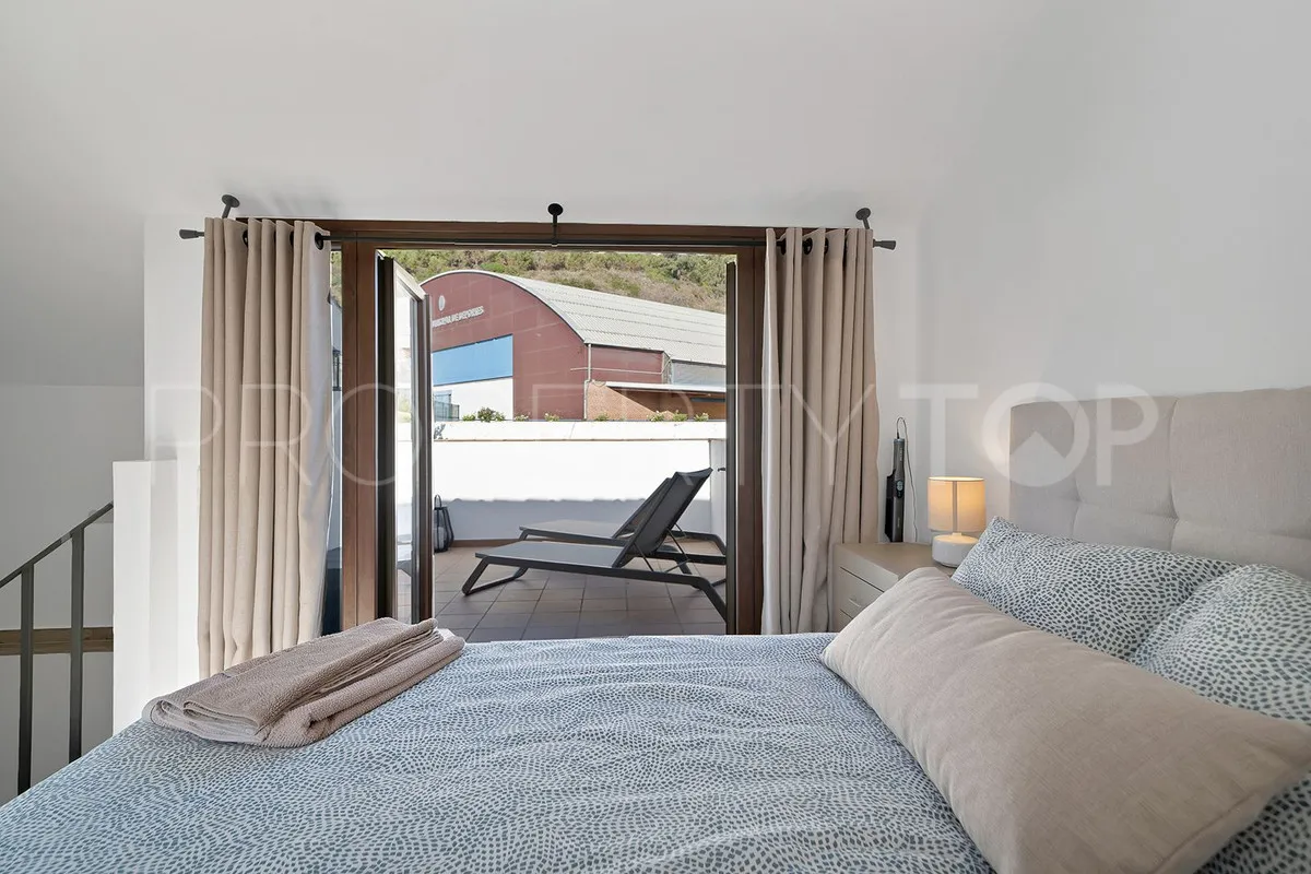 For sale penthouse in Benahavis with 2 bedrooms