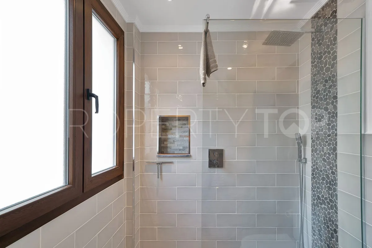 For sale penthouse in Benahavis with 2 bedrooms