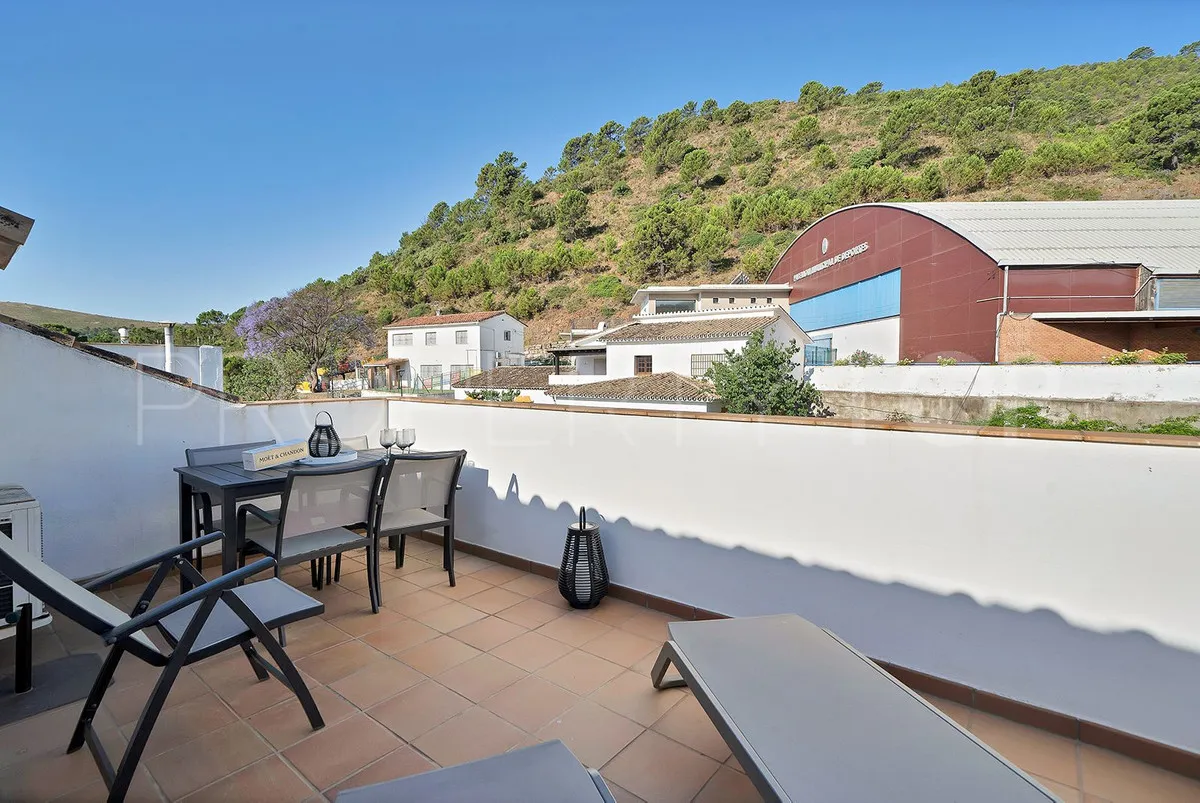 For sale penthouse in Benahavis with 2 bedrooms