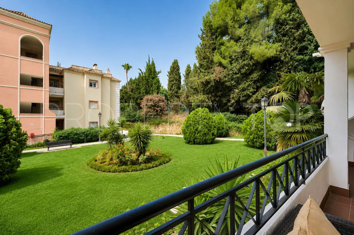 Se vende apartamento planta baja en Nueva Andalucia con 3 dormitorios