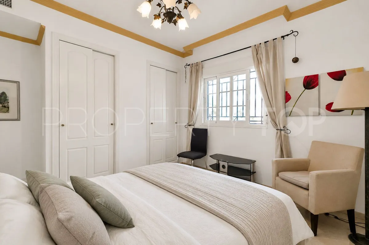 Se vende apartamento planta baja en Nueva Andalucia con 3 dormitorios