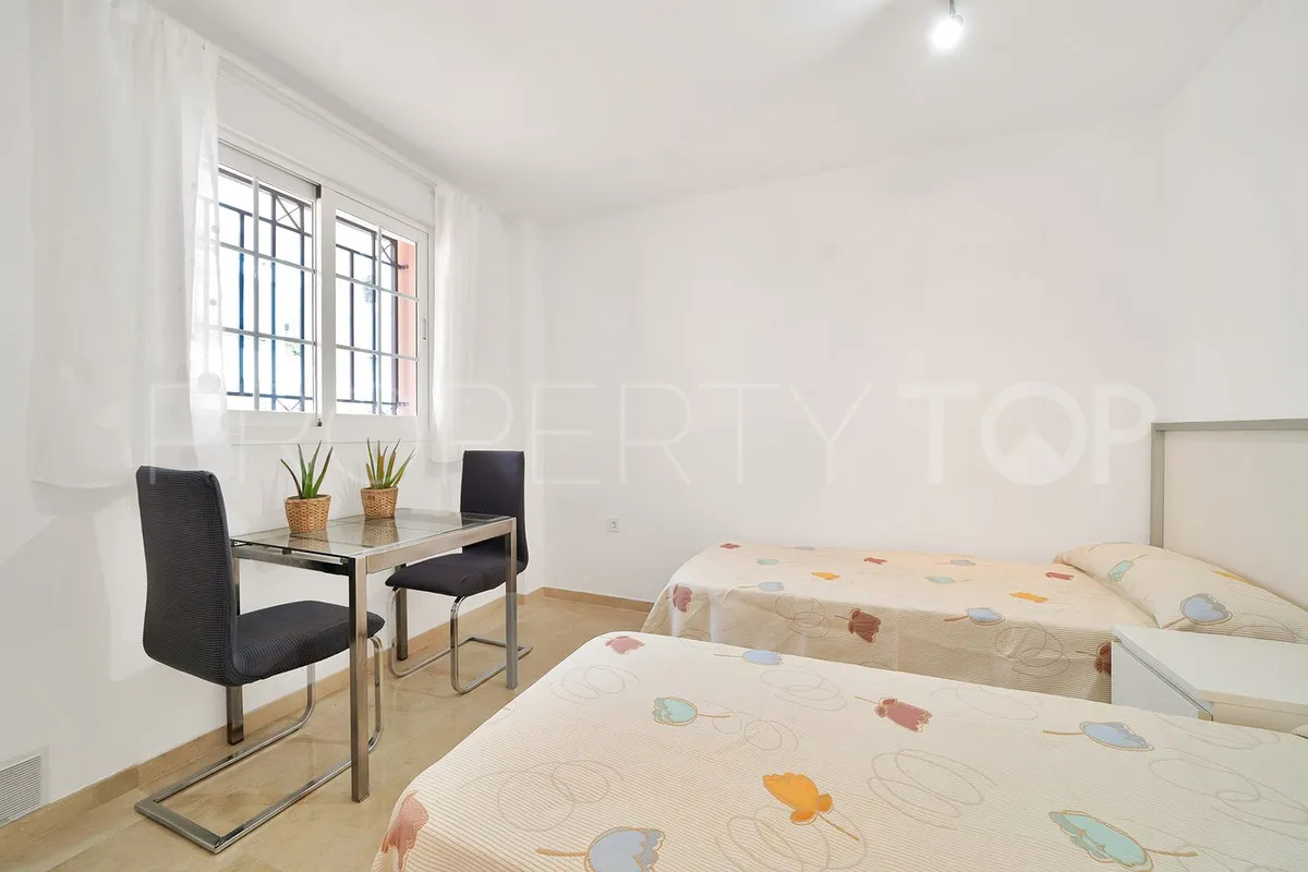 Se vende apartamento planta baja en Nueva Andalucia con 3 dormitorios