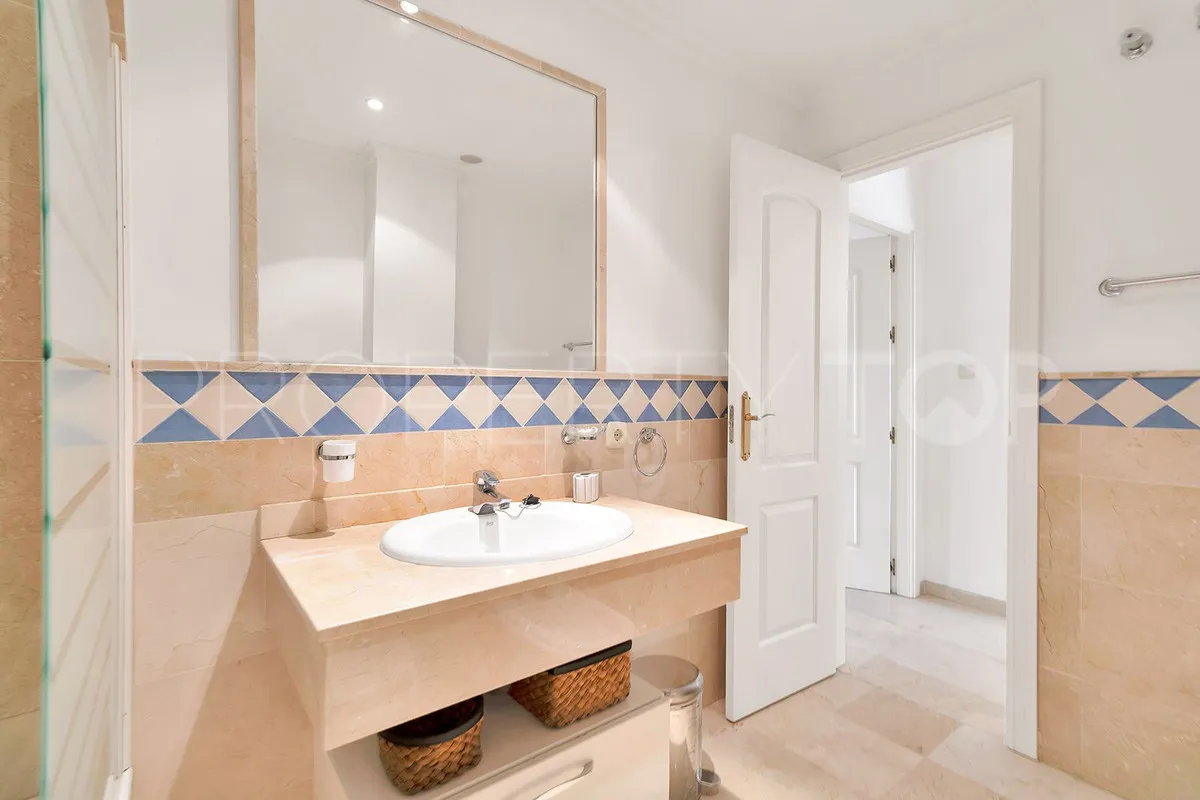 Se vende apartamento planta baja en Nueva Andalucia con 3 dormitorios