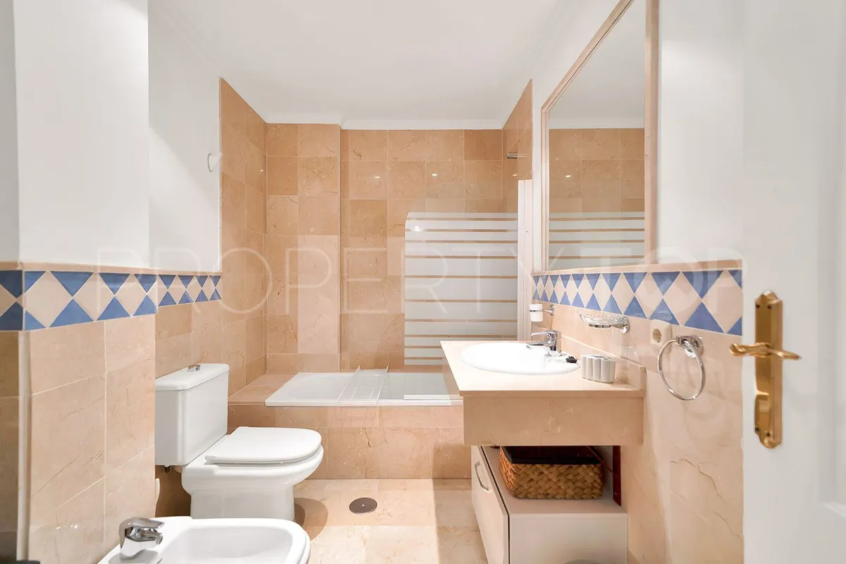 Se vende apartamento planta baja en Nueva Andalucia con 3 dormitorios