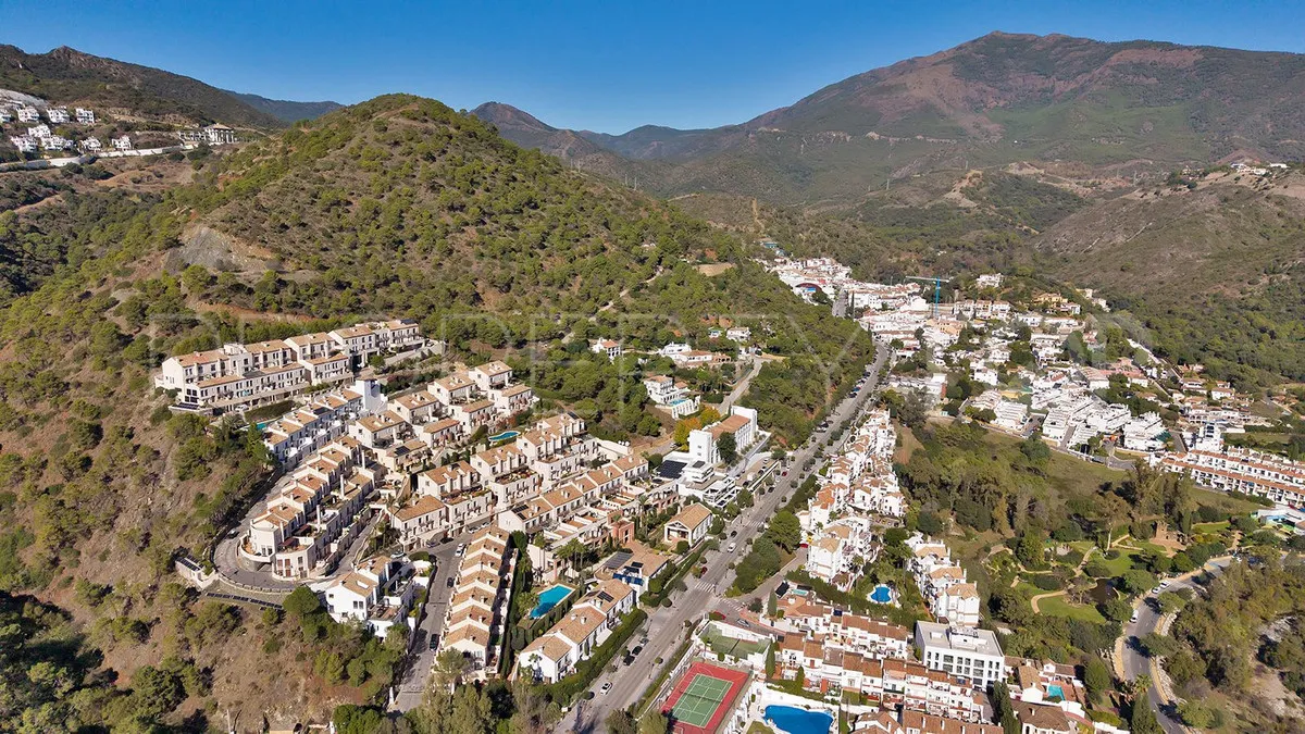 Benahavis 4 bedrooms town house for sale