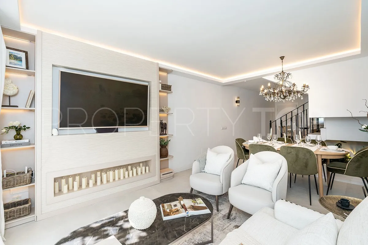 Se vende adosado en Nueva Andalucia con 4 dormitorios