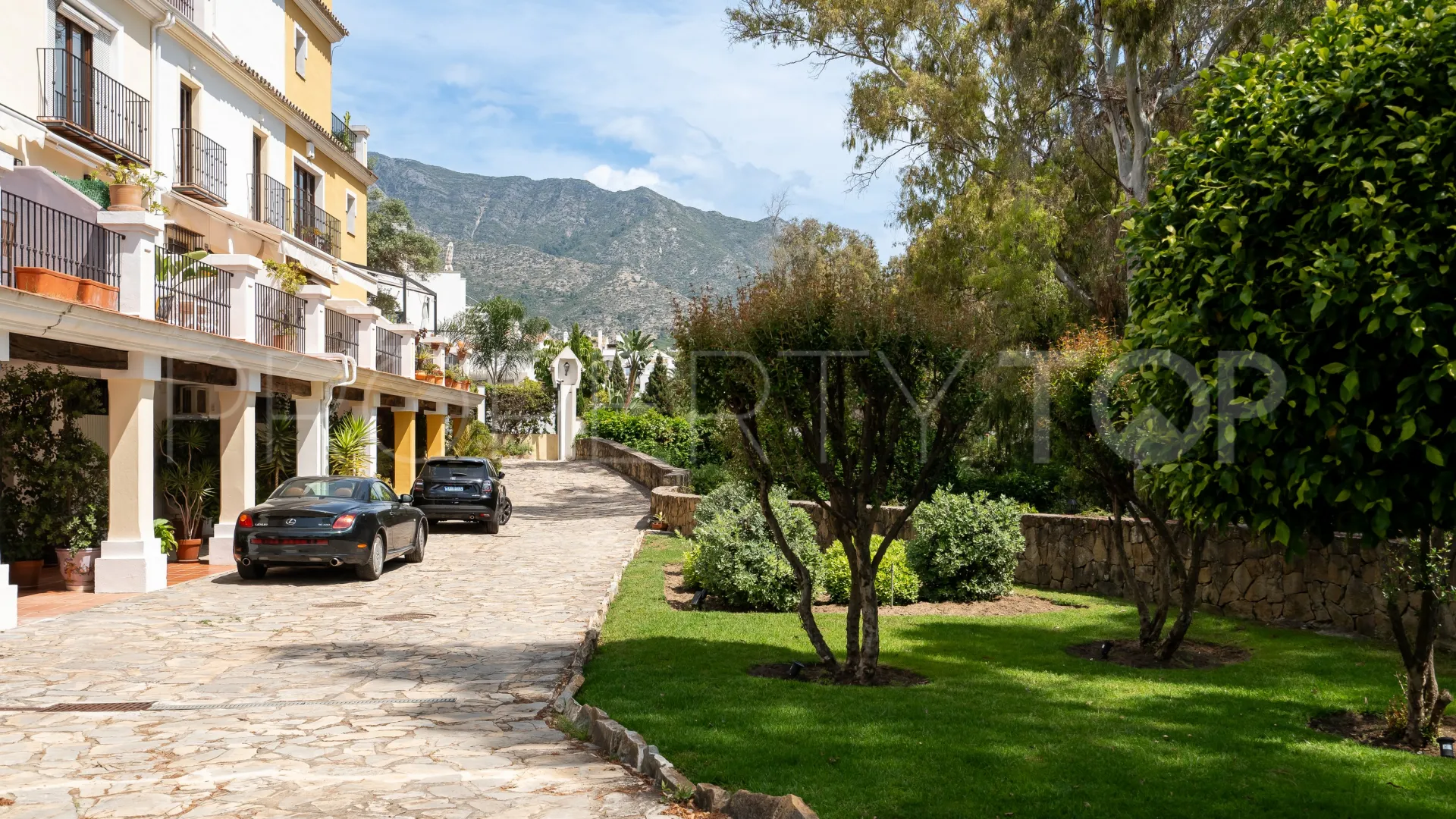 For sale town house in Marbella Golden Mile with 3 bedrooms