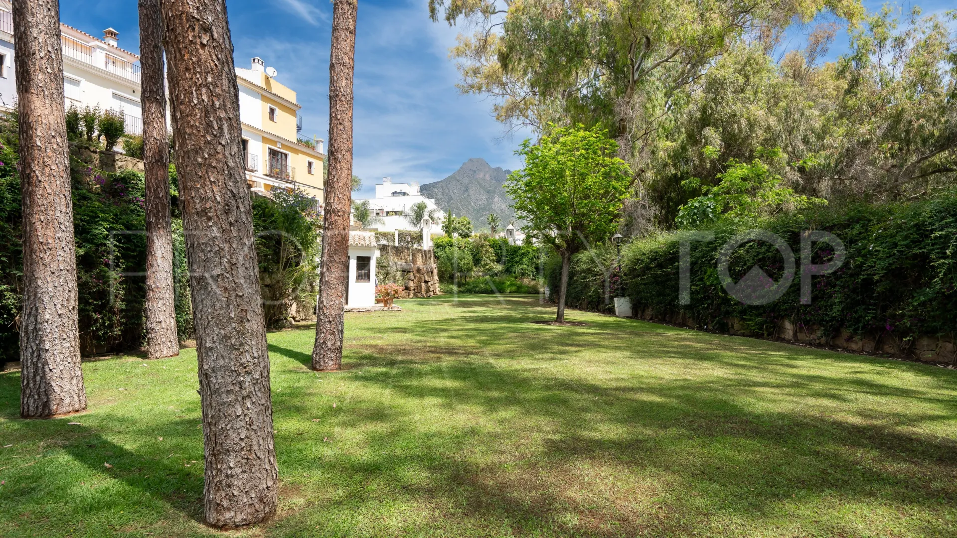 For sale town house in Marbella Golden Mile with 3 bedrooms