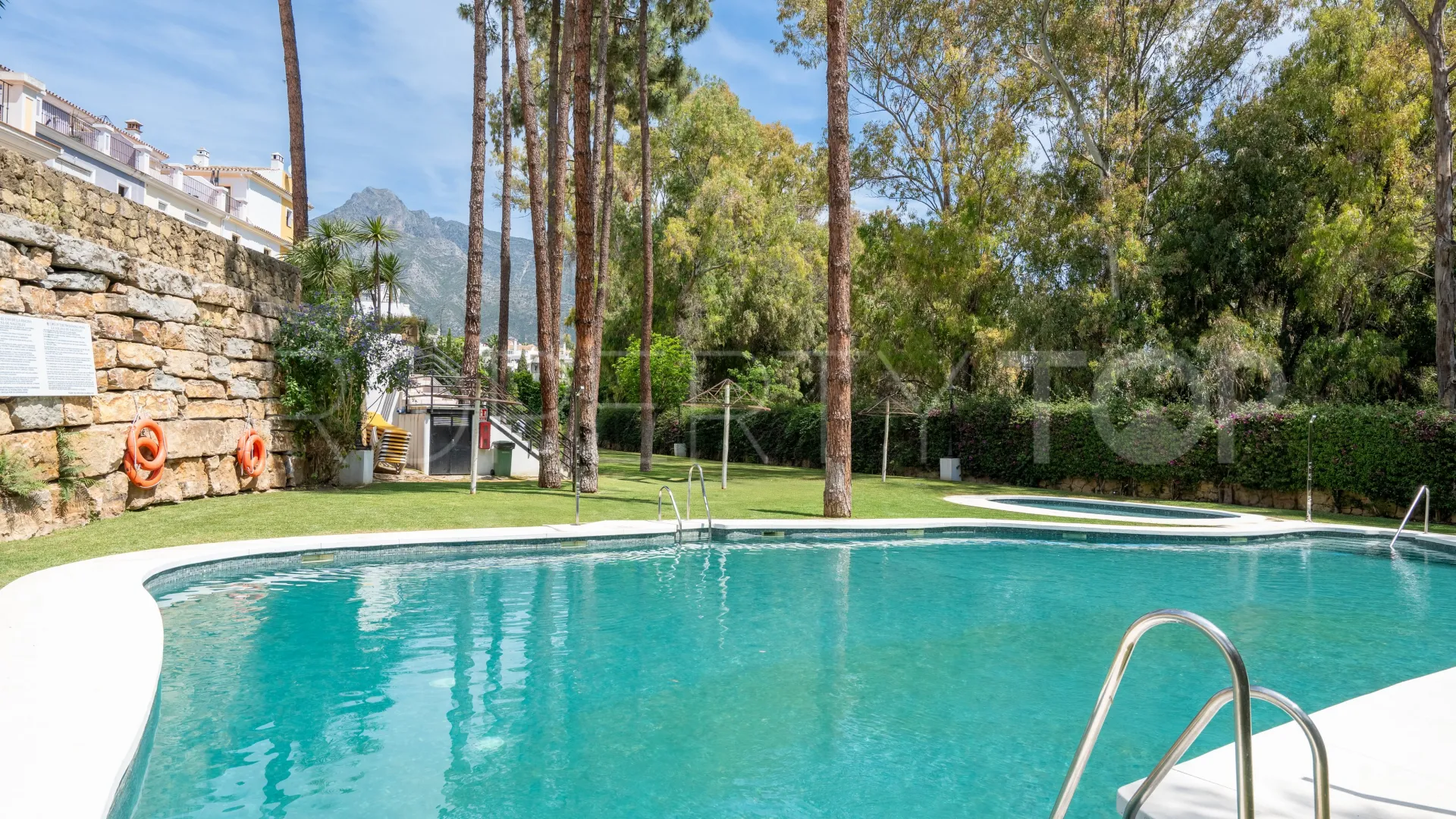 For sale town house in Marbella Golden Mile with 3 bedrooms