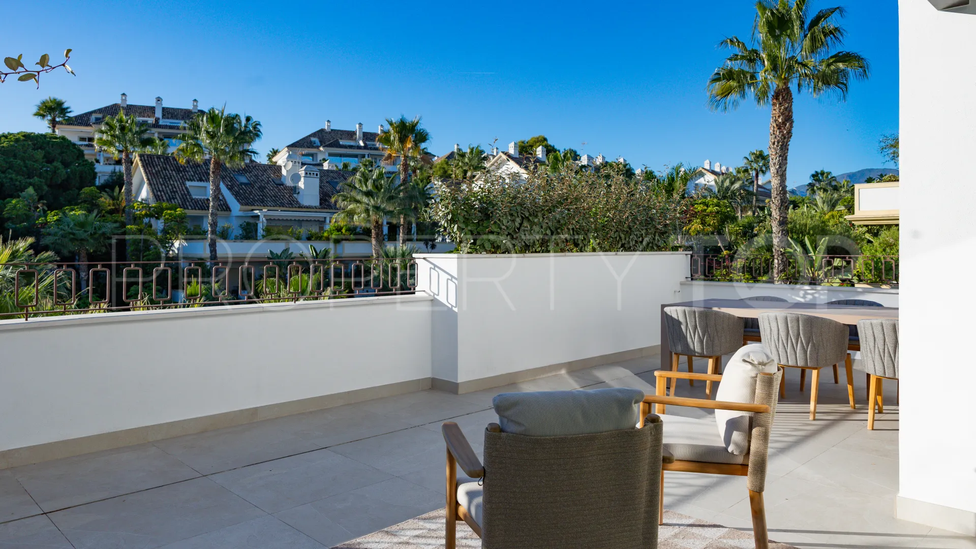 For sale duplex penthouse in Marbella Golden Mile with 3 bedrooms