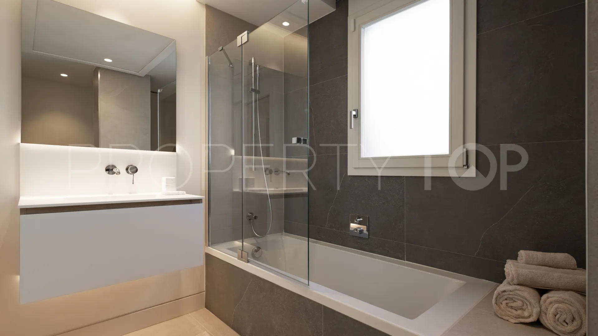For sale duplex penthouse in Marbella Golden Mile with 3 bedrooms