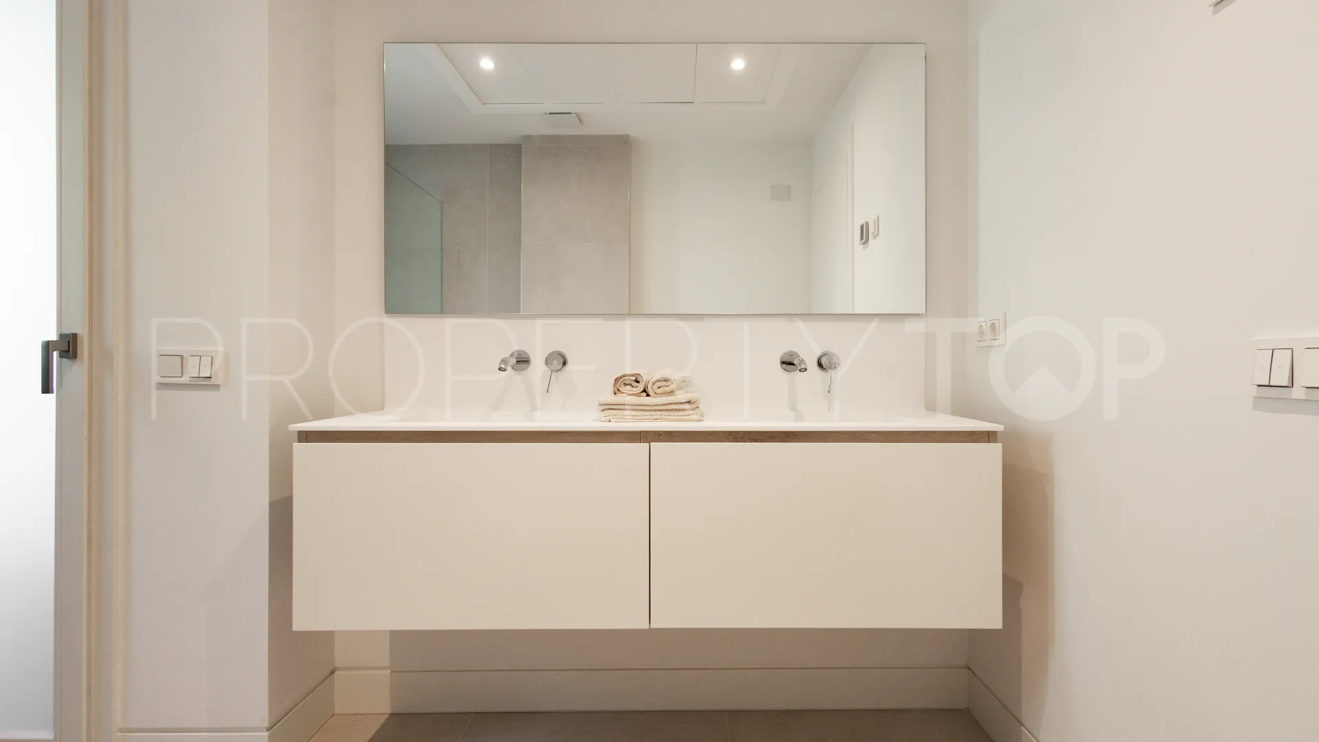 For sale duplex penthouse in Marbella Golden Mile with 3 bedrooms