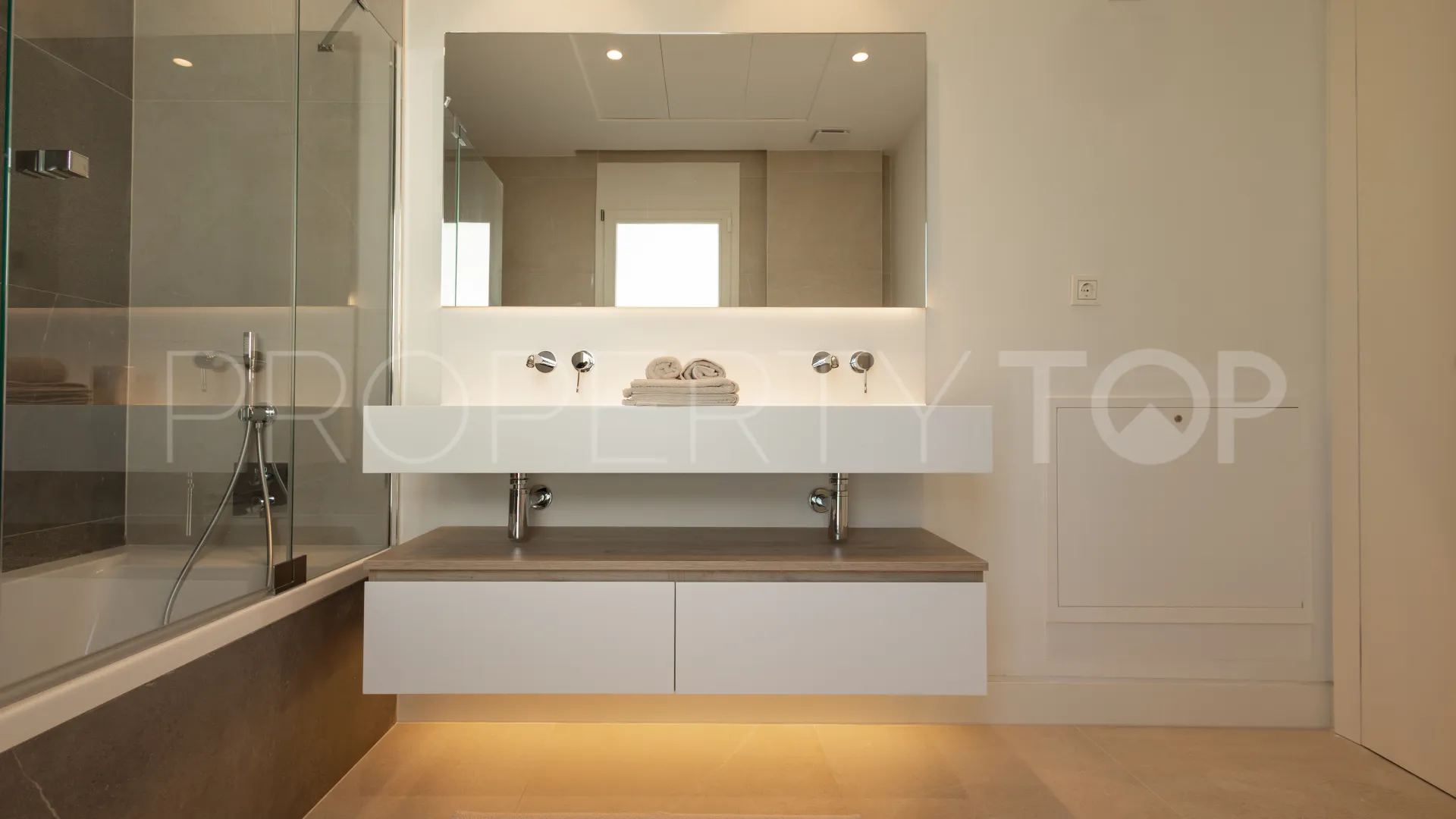 For sale duplex penthouse in Marbella Golden Mile with 3 bedrooms
