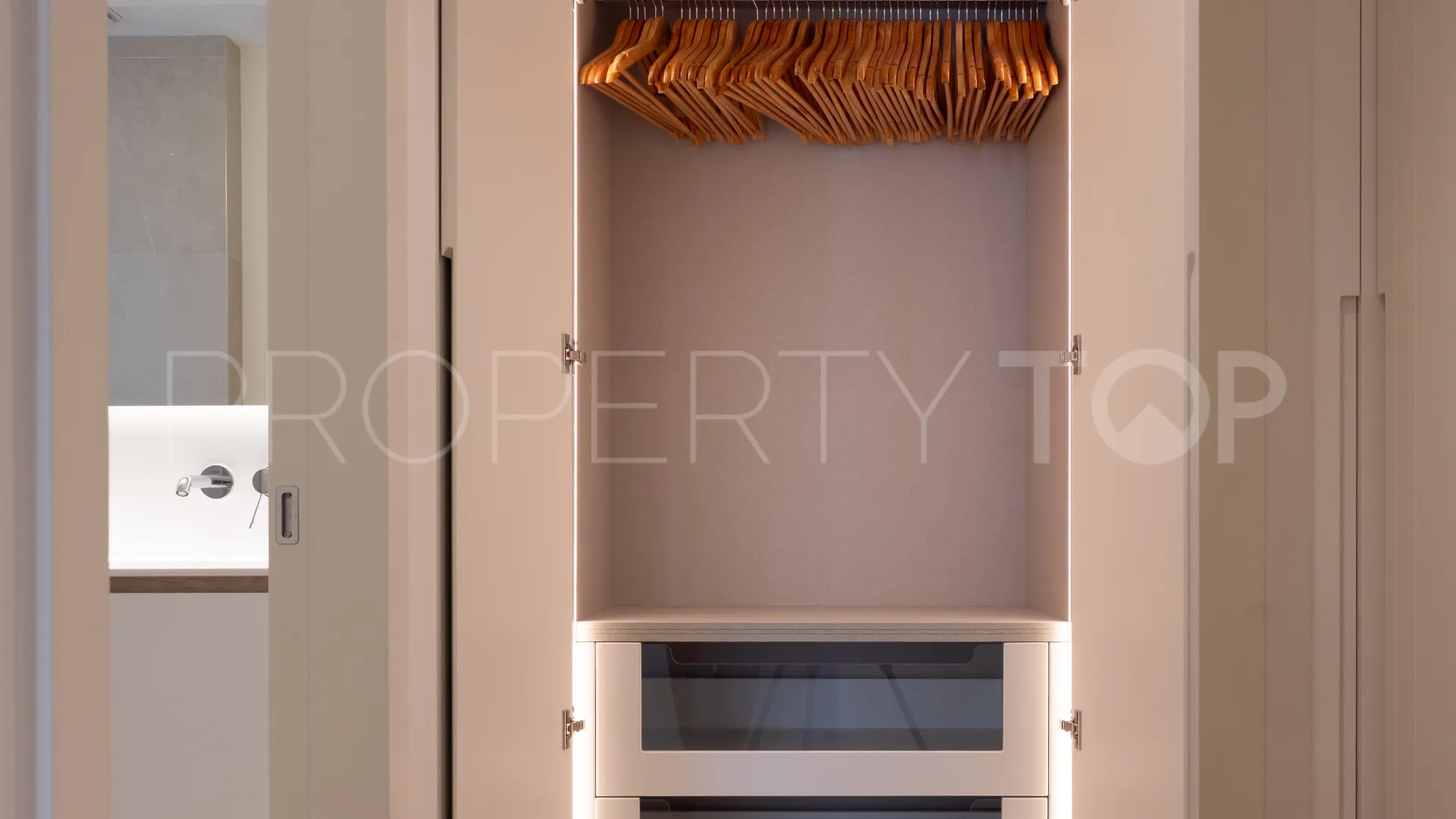 For sale duplex penthouse in Marbella Golden Mile with 3 bedrooms