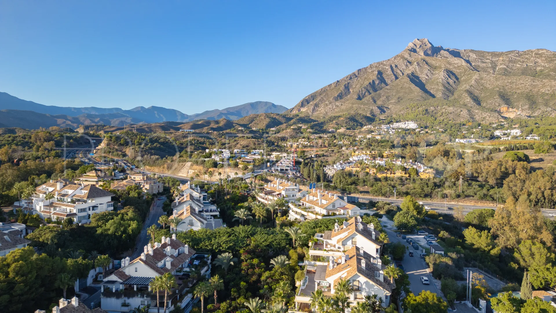 For sale duplex penthouse in Marbella Golden Mile with 3 bedrooms