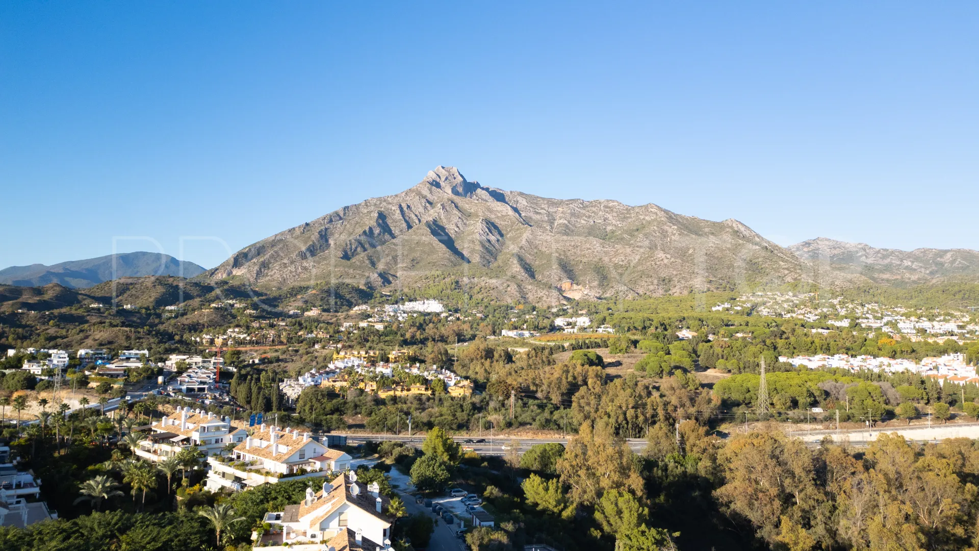 For sale duplex penthouse in Marbella Golden Mile with 3 bedrooms
