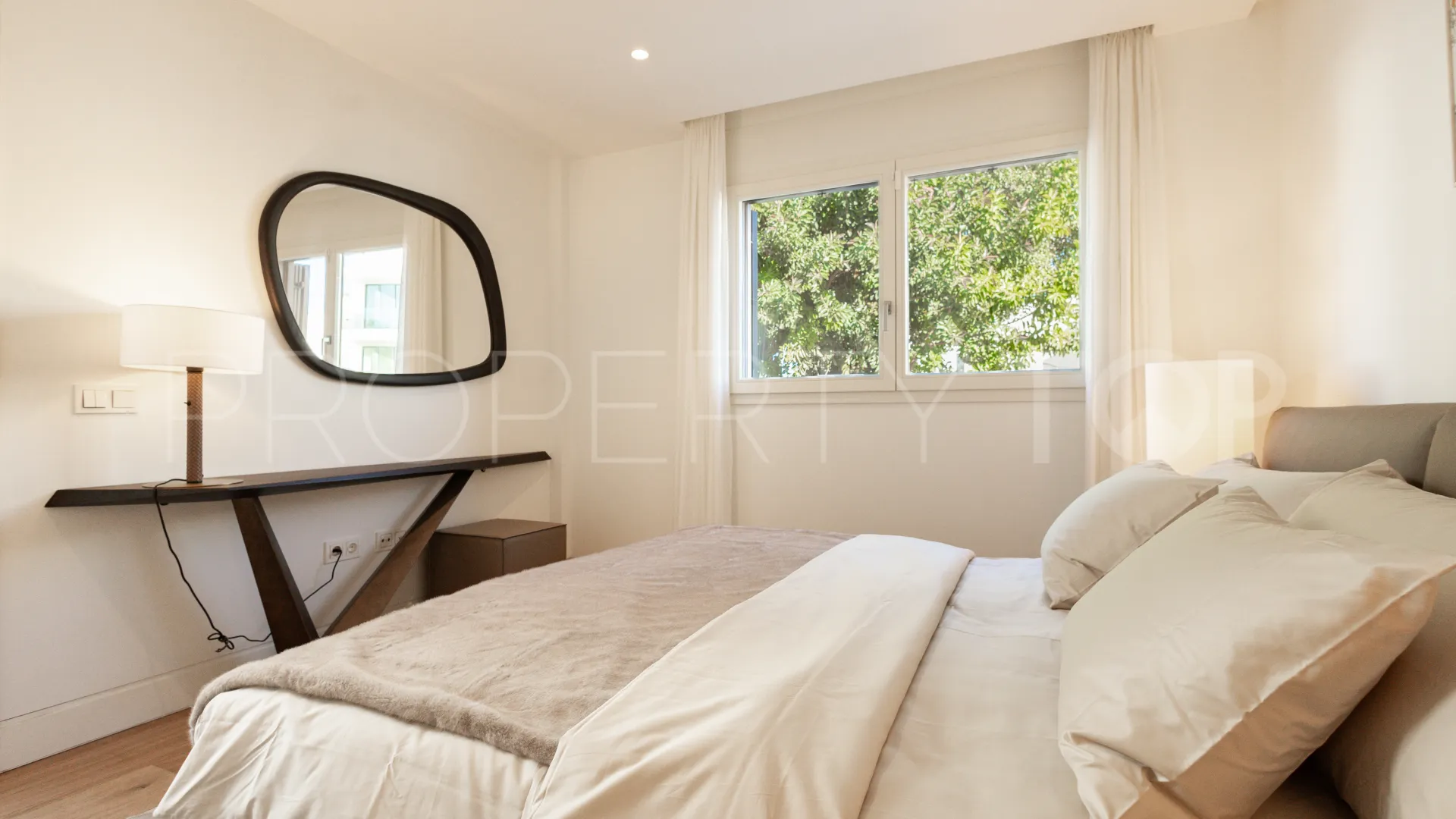 For sale duplex penthouse in Marbella Golden Mile with 3 bedrooms