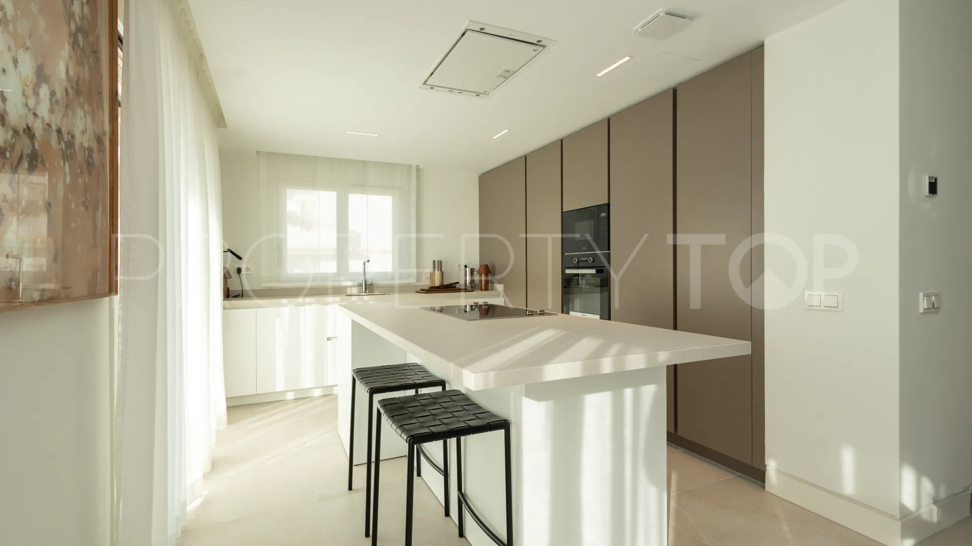 For sale duplex penthouse in Marbella Golden Mile with 3 bedrooms