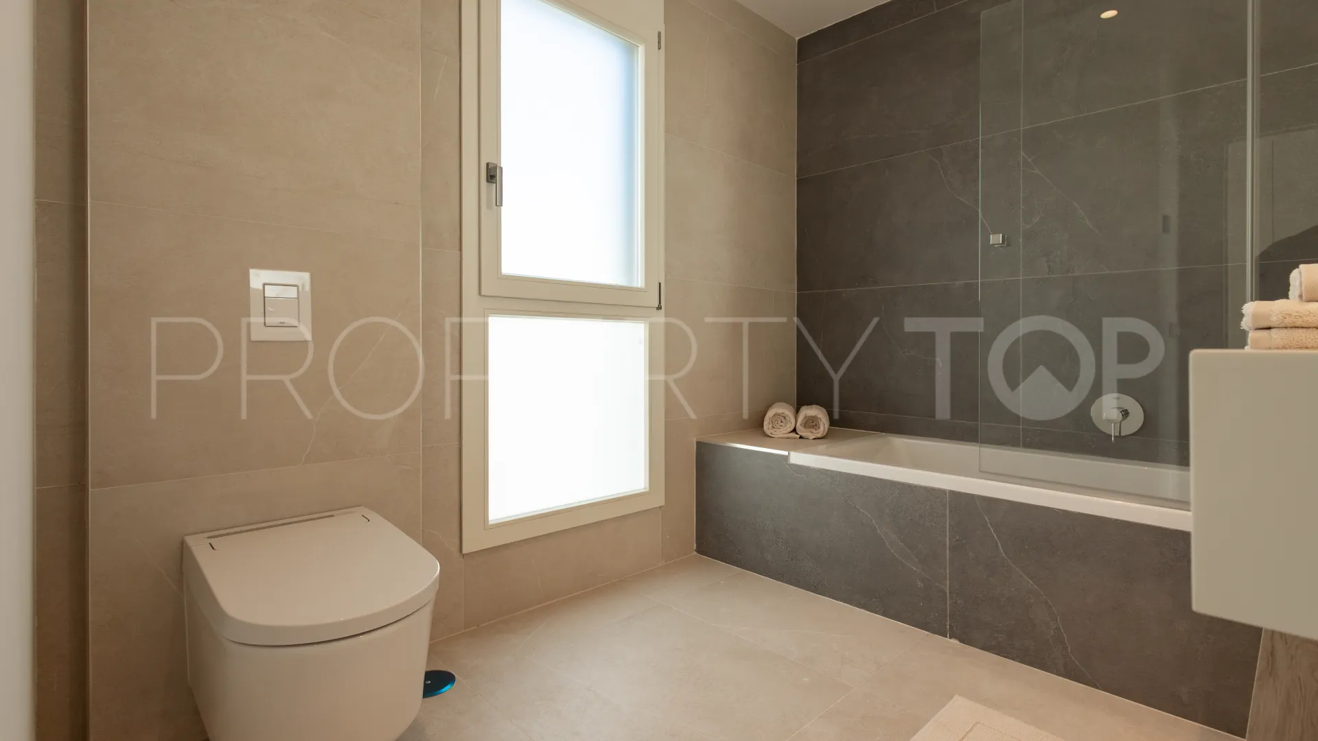 For sale duplex penthouse in Marbella Golden Mile with 3 bedrooms