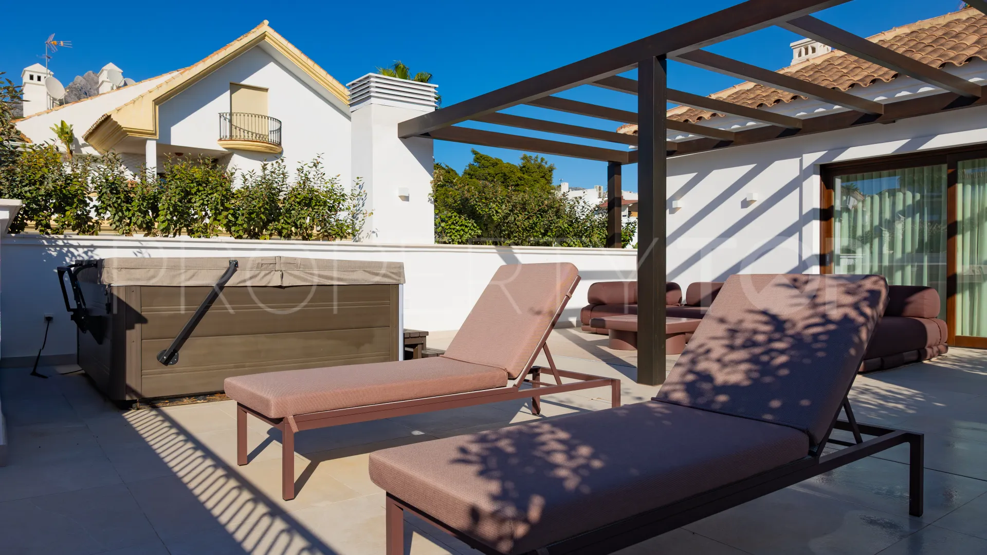 For sale duplex penthouse in Marbella Golden Mile with 3 bedrooms