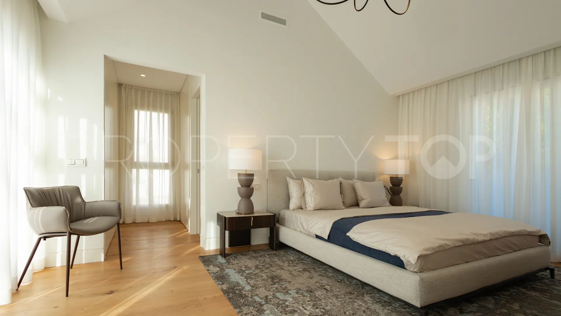 For sale duplex penthouse in Marbella Golden Mile with 3 bedrooms