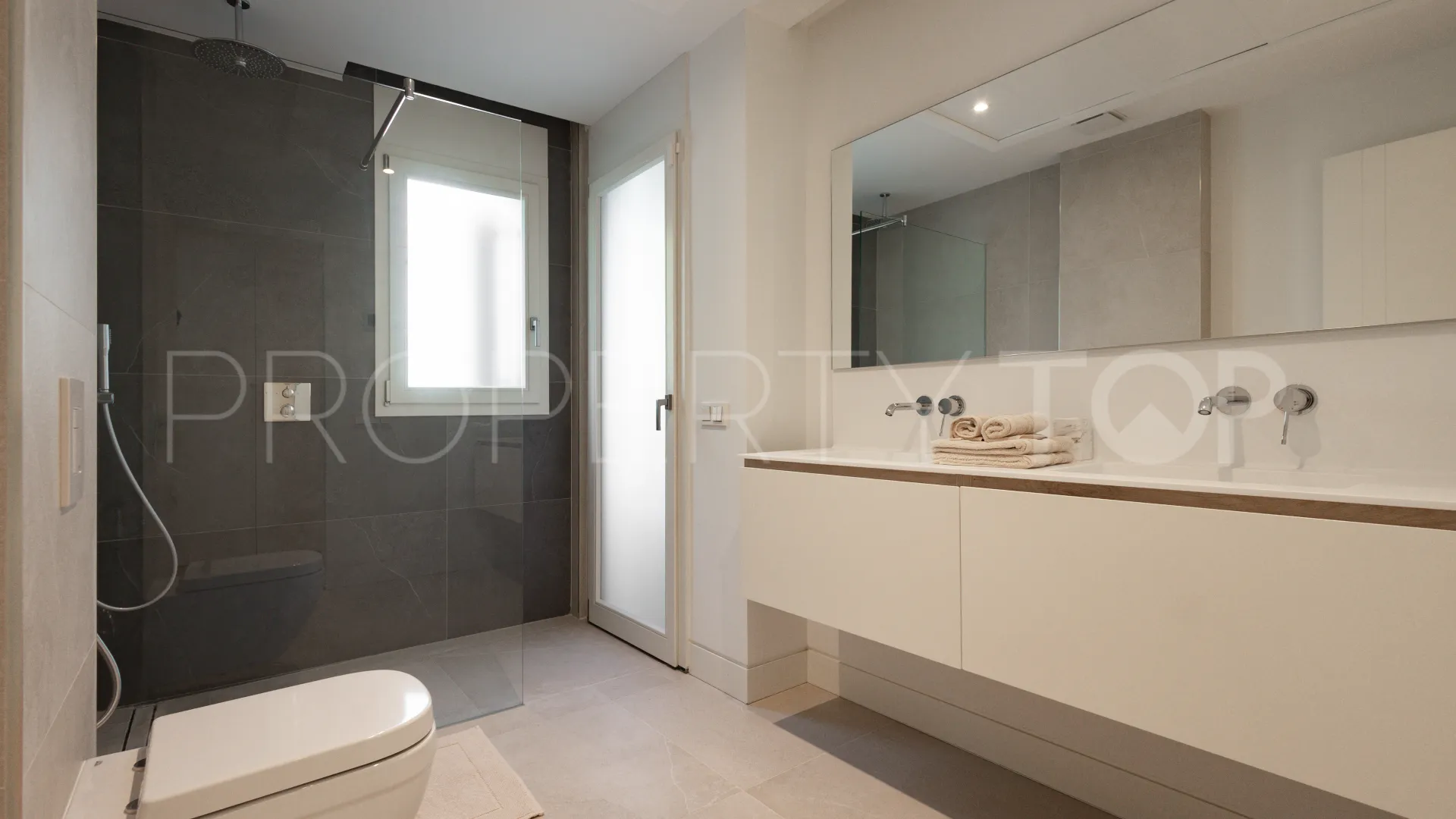 For sale duplex penthouse in Marbella Golden Mile with 3 bedrooms