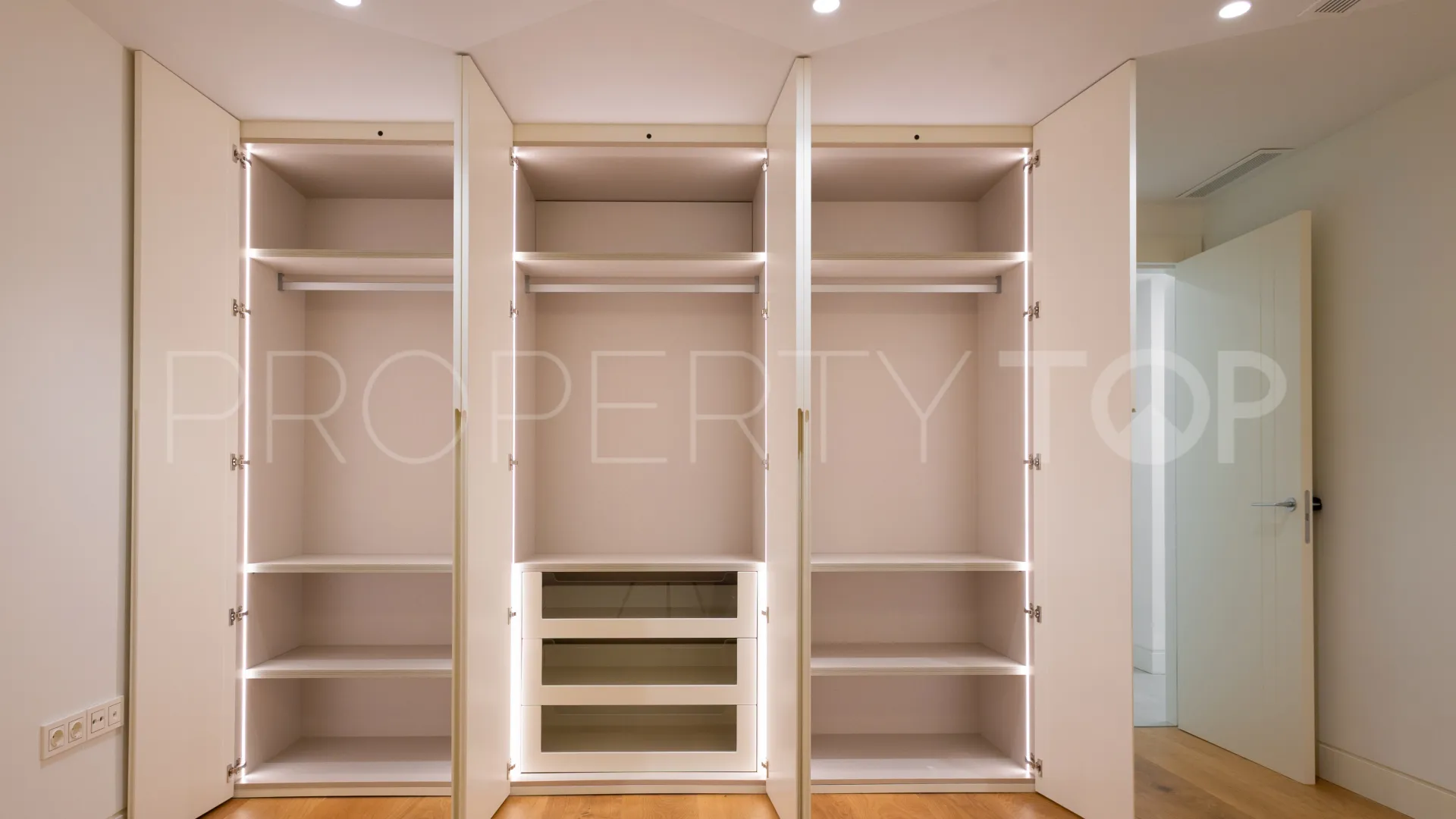 For sale duplex penthouse in Marbella Golden Mile with 3 bedrooms