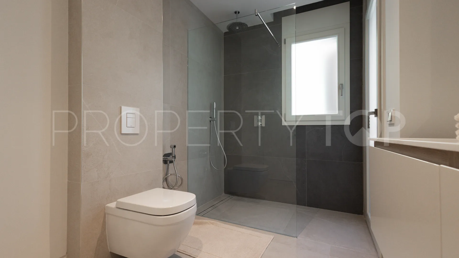 For sale duplex penthouse in Marbella Golden Mile with 3 bedrooms