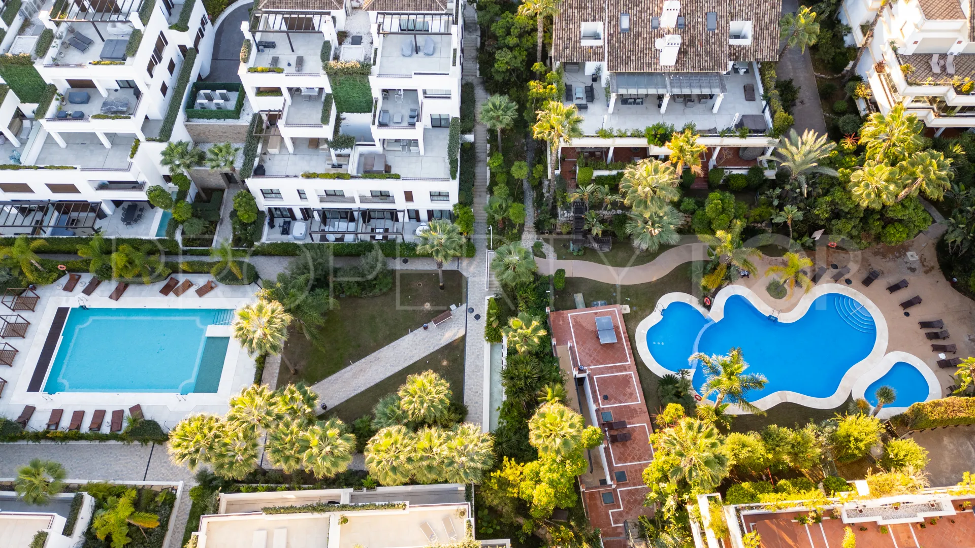For sale duplex penthouse in Marbella Golden Mile with 3 bedrooms