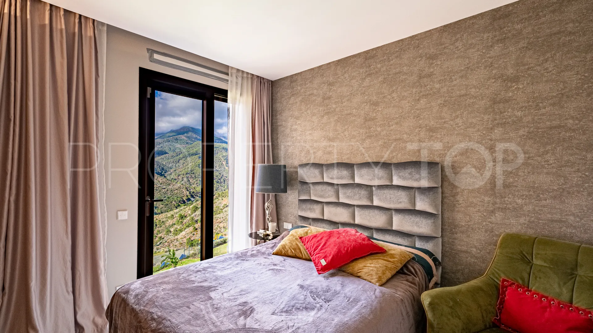Buy apartment with 4 bedrooms in Real de La Quinta