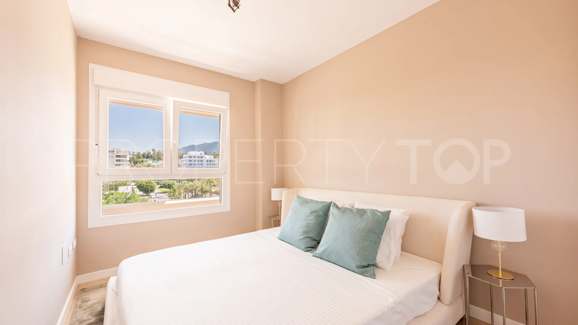 For sale 3 bedrooms apartment in Nueva Andalucia