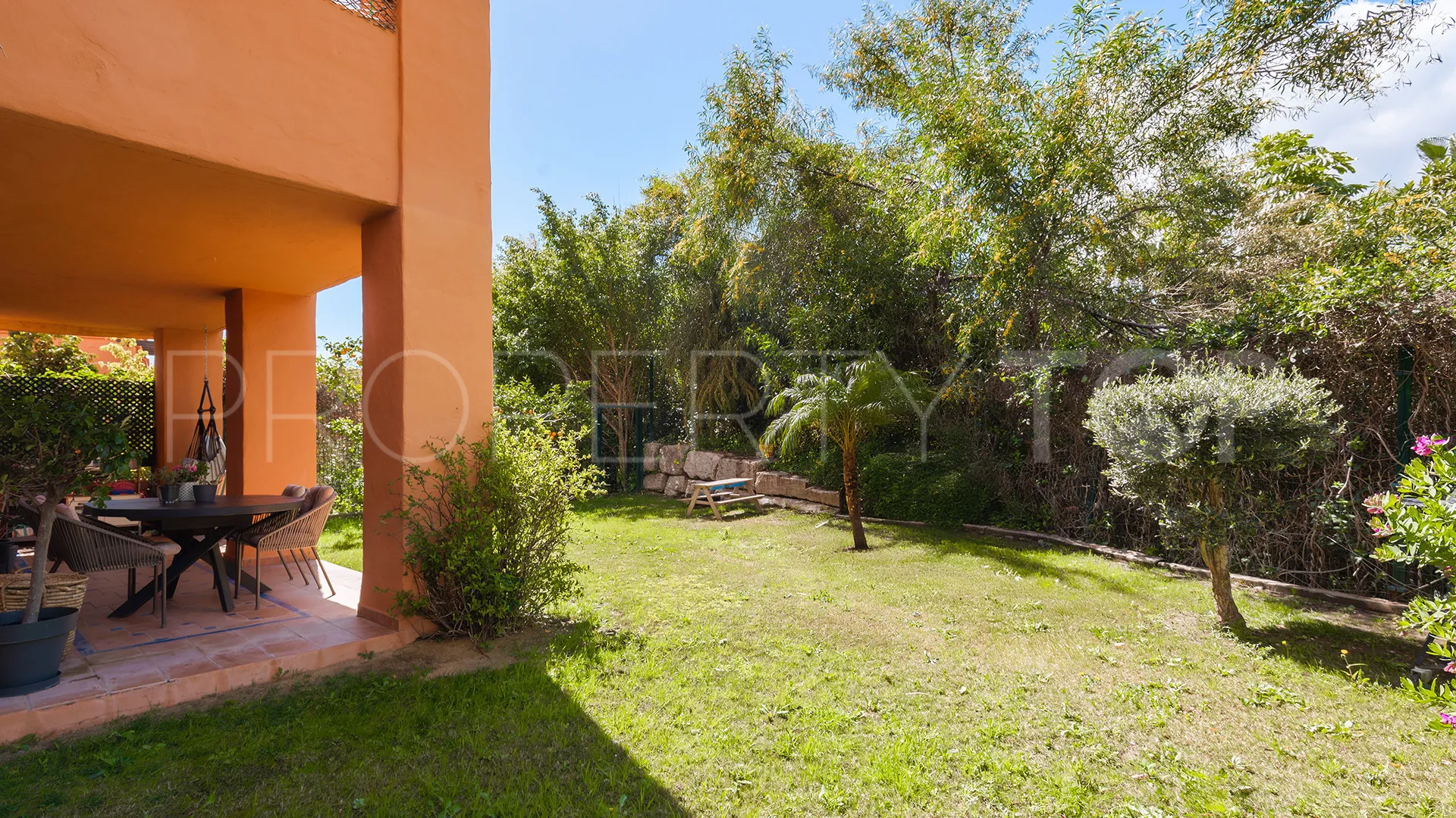 For sale ground floor apartment in Benahavis