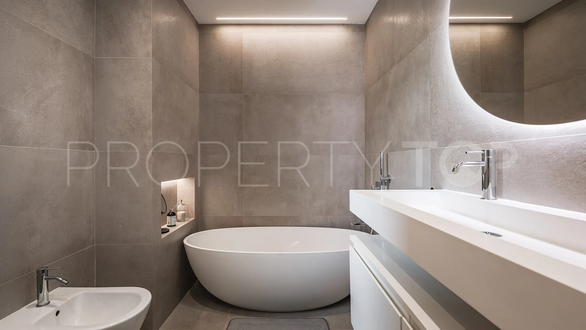 For sale ground floor apartment in Benahavis