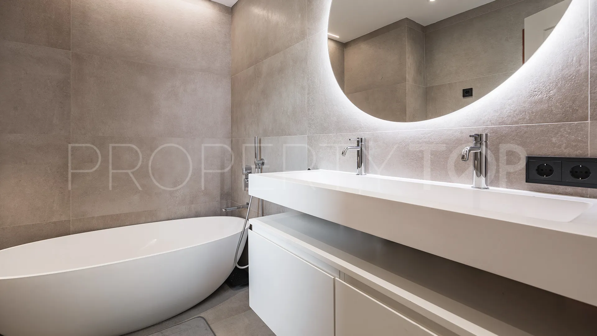 For sale ground floor apartment in Benahavis